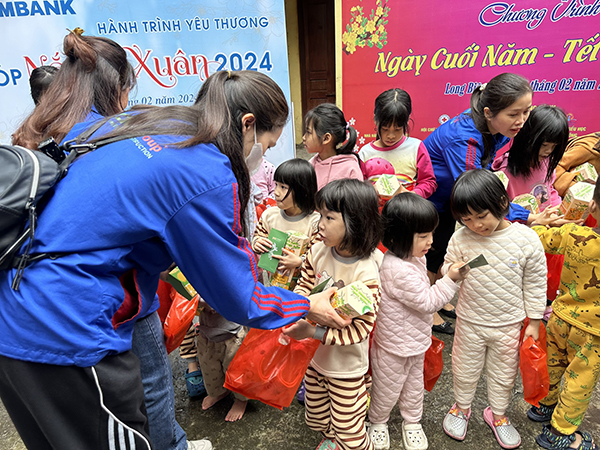Trao quà Tết cho trẻ em mồ côi chùa Bồ Đề - Long Biên
